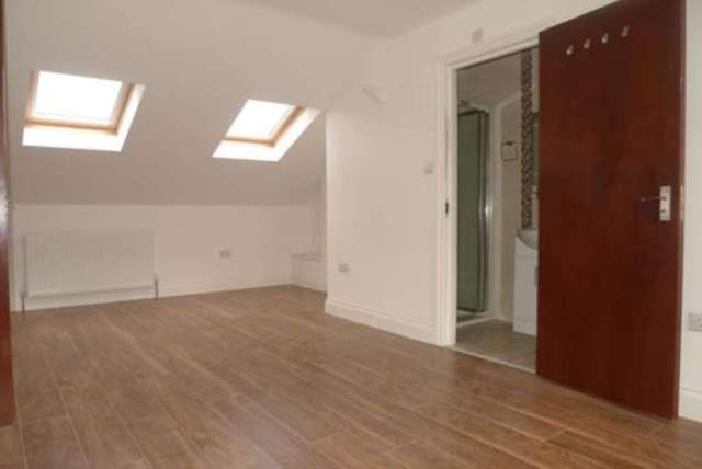  Image of 2 bedroom Flat to rent in Queens Parade Friern Barnet Road London N11 at Friern Barnet Road Friern Barnet London, N11 3DA