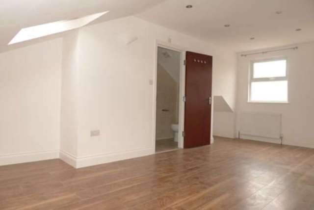  Image of 2 bedroom Flat to rent in Queens Parade Friern Barnet Road London N11 at Friern Barnet Road Friern Barnet London, N11 3DA