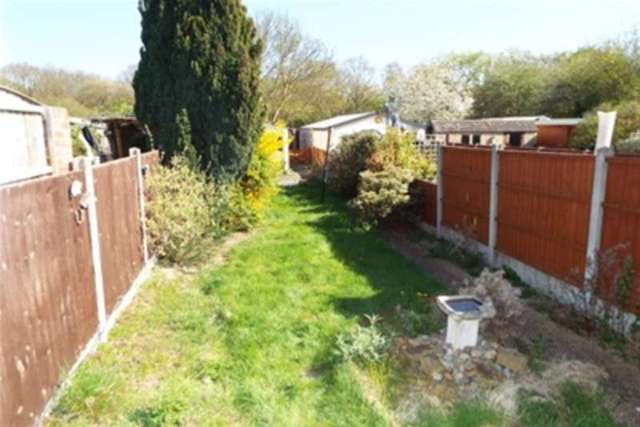  Image of 3 bedroom Detached house to rent in Frimley Avenue Hornchurch RM11 at Hornchurch, RM11 3PX