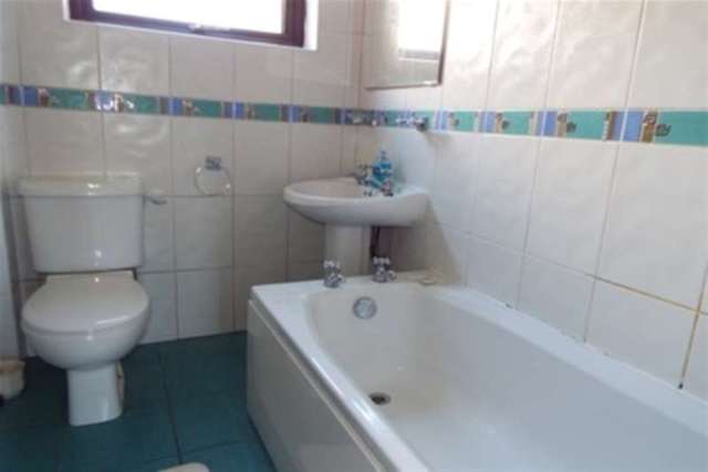  Image of 3 bedroom Detached house to rent in Frimley Avenue Hornchurch RM11 at Hornchurch, RM11 3PX