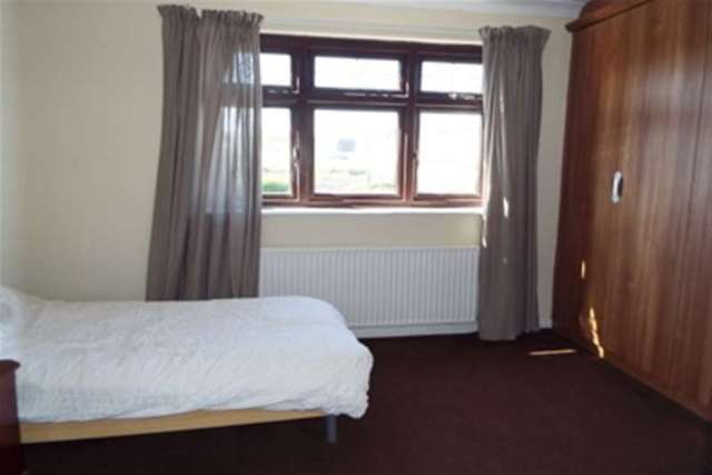  Image of 3 bedroom Detached house to rent in Frimley Avenue Hornchurch RM11 at Hornchurch, RM11 3PX