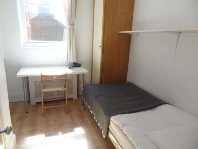  Image of Studio flat to rent in Fulham Palace Road London W6 at Fulham Palace Road Hammersmith London, W6 9HH