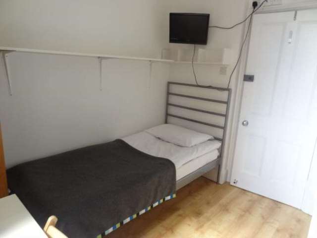  Image of Studio flat to rent in Fulham Palace Road London W6 at Fulham Palace Road Hammersmith London, W6 9HH