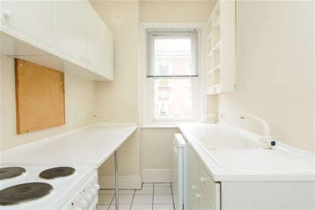  Image of 3 bedroom Flat to rent in Fulham Road London SW6 at London, SW6 5UQ