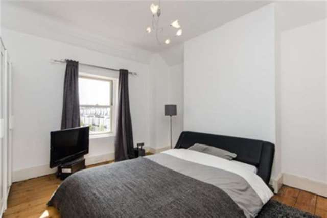  Image of 3 bedroom Flat to rent in Fulham Road London SW6 at London, SW6 5UQ