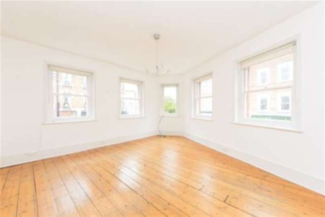  Image of 3 bedroom Flat to rent in Fulham Road London SW6 at London, SW6 5UQ