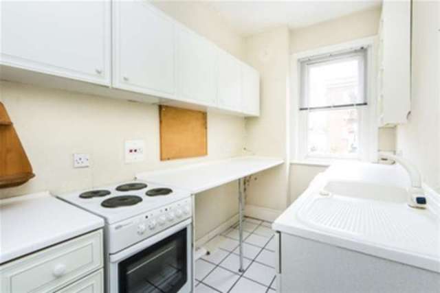  Image of 3 bedroom Flat to rent in Fulham Road London SW6 at London, SW6 5UQ