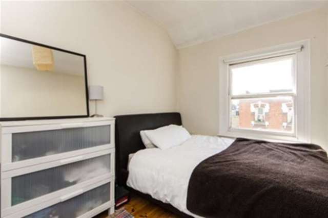  Image of 3 bedroom Flat to rent in Fulham Road London SW6 at London, SW6 5UQ
