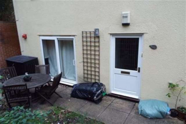  Image of 2 bedroom Flat to rent in Westbourne Park Road Westbourne Bournemouth BH4 at Bournemouth, BH4 8HG