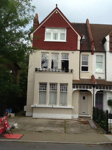  Image of 2 bedroom Flat to rent in Gleneldon Road London SW16 at Streatham, SW16 2BH