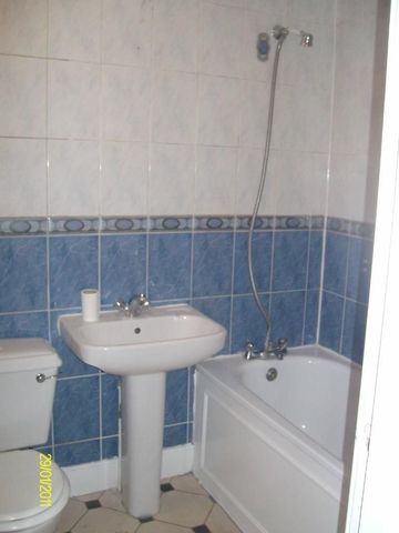  Image of 2 bedroom Flat to rent in Gleneldon Road London SW16 at Streatham, SW16 2BH