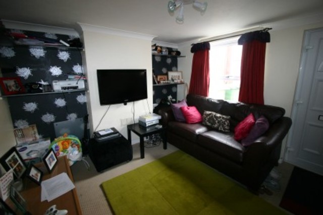  Image of 2 bedroom Semi-Detached house to rent in Gordon Road Fareham PO16 at Fareham Hampshire, PO16 7TN