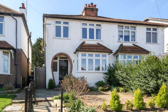  Image of 3 bedroom Semi-Detached house for sale in Greenway Berkhamsted HP4 at Greenway  Berkhamsted, HP4 3JD
