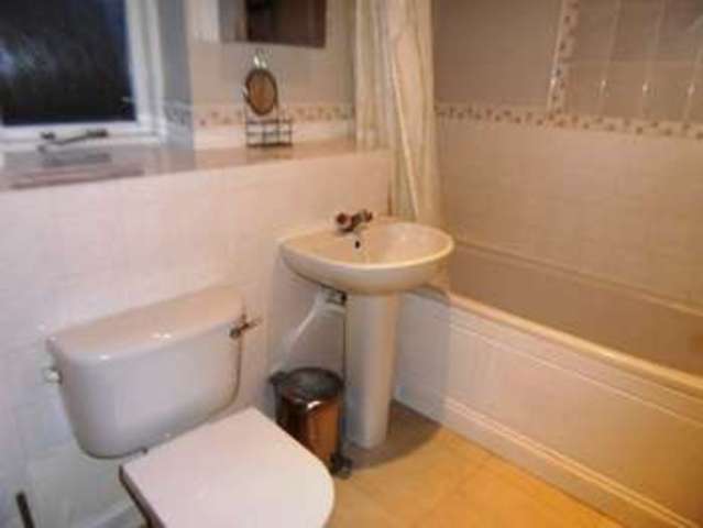  Image of 2 bedroom Flat to rent in Mullards Close Mitcham CR4 at MITCHAM, CR4 4FF