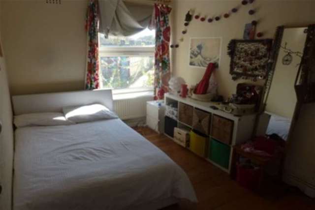  Image of 3 bedroom Flat to rent in Waterloo Gardens London E2 at London, E2 9HU
