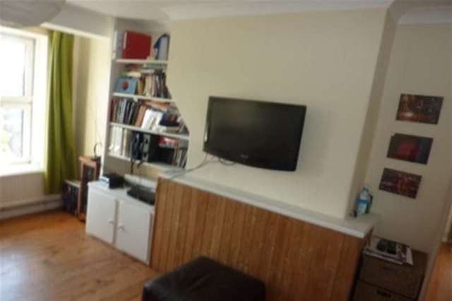  Image of 3 bedroom Flat to rent in Waterloo Gardens London E2 at London, E2 9HU