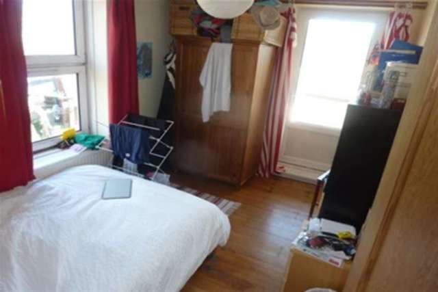  Image of 3 bedroom Flat to rent in Waterloo Gardens London E2 at London, E2 9HU