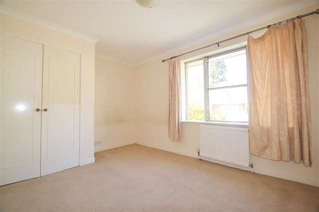  Image of 4 bedroom Town House to rent in Heights Close London SW20 at Cottenham Park, SW20 0TH