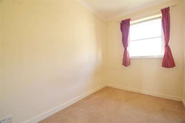  Image of 4 bedroom Town House to rent in Heights Close London SW20 at Cottenham Park, SW20 0TH