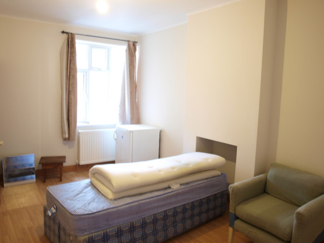  Image of 3 bedroom Maisonette to rent in Heneage Street London E1 at Aldgate East  London, E1 5LW