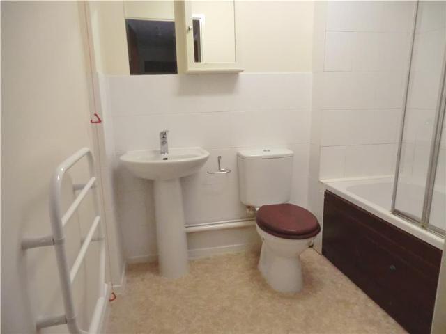  Image of 1 bedroom Apartment to rent in Pine Tree Glen Westbourne Bournemouth BH4 at Homewaye House 10 Pine Tree Glen Bournemouth, BH4 9ES