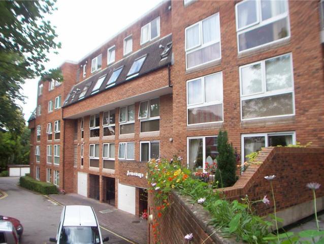  Image of 1 bedroom Apartment to rent in Pine Tree Glen Westbourne Bournemouth BH4 at Homewaye House 10 Pine Tree Glen Bournemouth, BH4 9ES