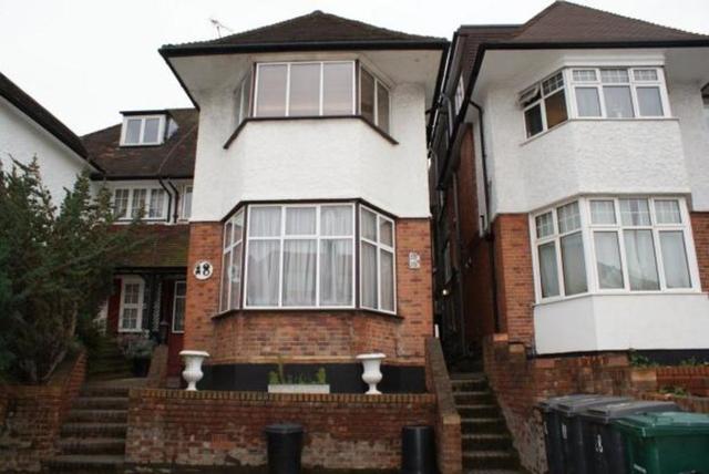  Image of 3 bedroom Flat to rent in Hoop Lane London NW11 at GOLDERS GREEN  London, NW11 8JL