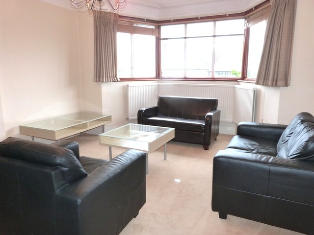  Image of 3 bedroom Flat to rent in Hoop Lane London NW11 at GOLDERS GREEN  London, NW11 8JL