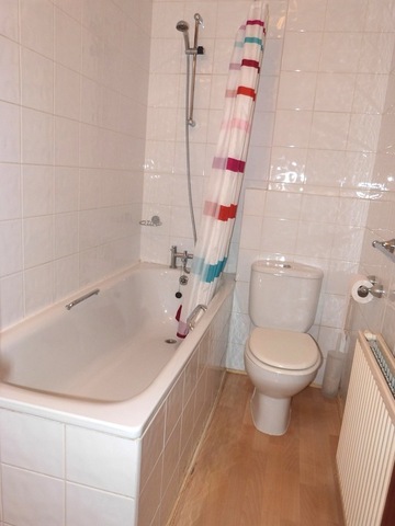  Image of 3 bedroom Flat to rent in Hoop Lane London NW11 at GOLDERS GREEN  London, NW11 8JL