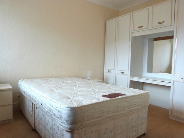  Image of 3 bedroom Flat to rent in Hoop Lane London NW11 at GOLDERS GREEN  London, NW11 8JL