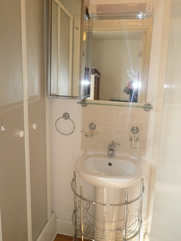  Image of Studio flat to rent in Hornsey Road London N19 at Hornsey Road  Archway, N19 3QN
