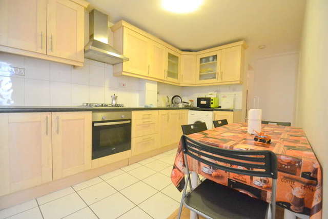  Image of 4 bedroom Flat to rent in Johnson Street London E1 at Cable Street  Shadwell, E1 0AQ