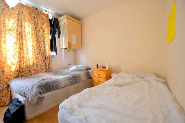  Image of 4 bedroom Flat to rent in Johnson Street London E1 at Cable Street  Shadwell, E1 0AQ