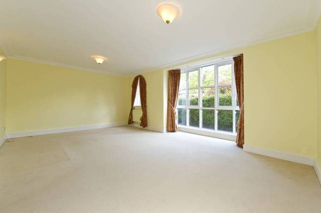  Image of 2 bedroom Ground Flat to rent in Keble Place London SW13 at Keble Place  London, SW13 8HL