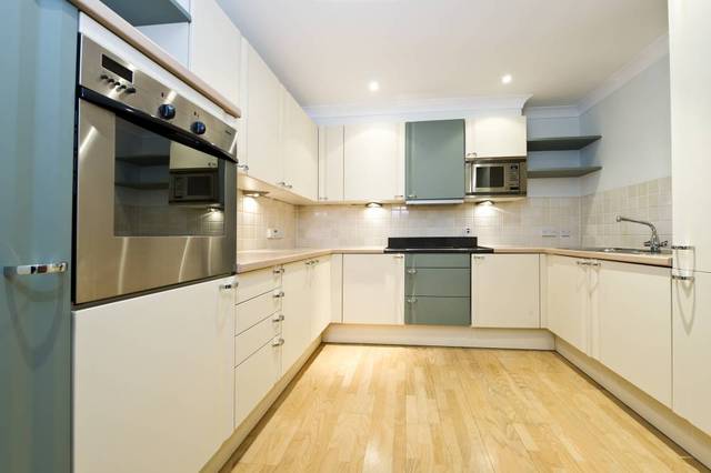  Image of 2 bedroom Ground Flat to rent in Keble Place London SW13 at Keble Place  London, SW13 8HL