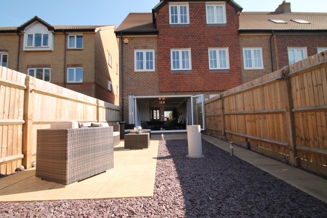  Image of 3 bedroom End of Terrace to rent in Ladbroke Road Redhill RH1 at Redhill, RH1 1JX