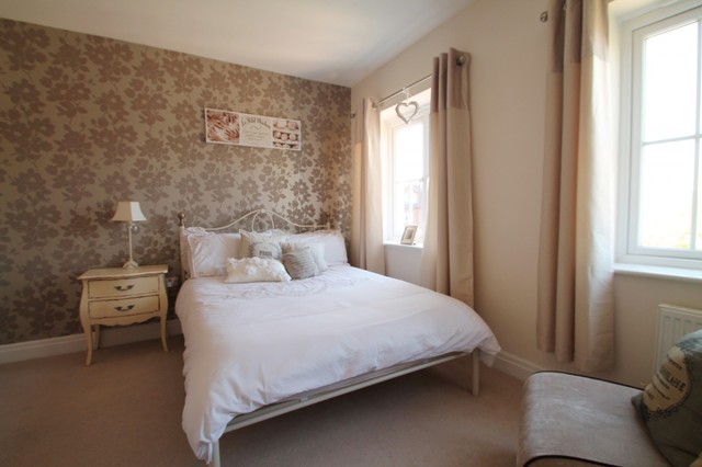  Image of 3 bedroom End of Terrace to rent in Ladbroke Road Redhill RH1 at Redhill, RH1 1JX