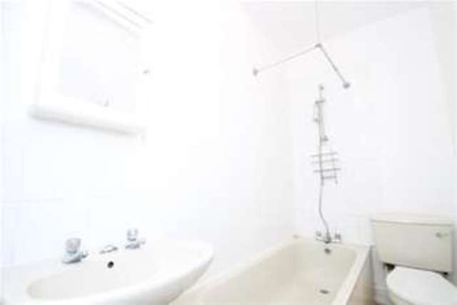  Image of Flat to rent in Lee High Road London SE13 at London, SE13 5PL