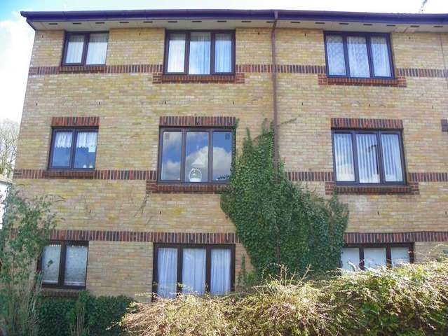  Image of 2 bedroom Apartment to rent in Littlebrook Avenue Burnham Slough SL2 at Burnham  Slough, SL2 2PE