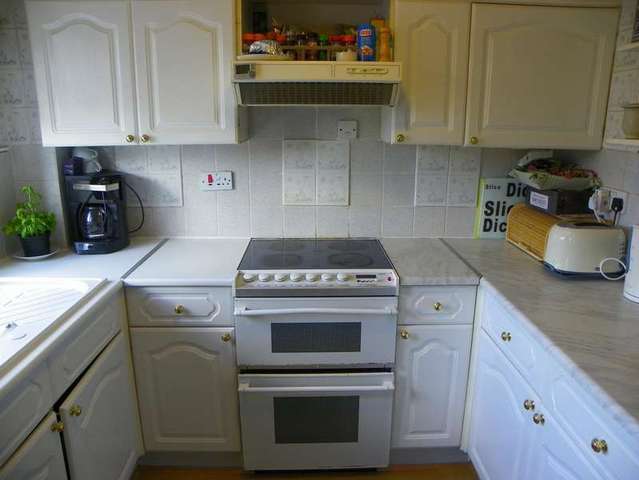  Image of 2 bedroom Apartment to rent in Littlebrook Avenue Burnham Slough SL2 at Burnham  Slough, SL2 2PE