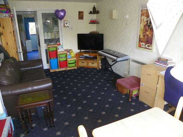  Image of 2 bedroom Apartment to rent in Littlebrook Avenue Burnham Slough SL2 at Burnham  Slough, SL2 2PE