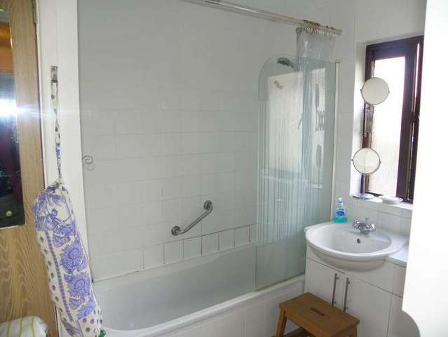  Image of 2 bedroom Apartment to rent in Littlebrook Avenue Burnham Slough SL2 at Burnham  Slough, SL2 2PE