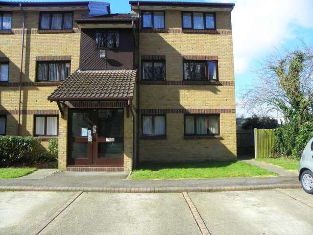  Image of 2 bedroom Apartment to rent in Littlebrook Avenue Burnham Slough SL2 at Burnham  Slough, SL2 2PE