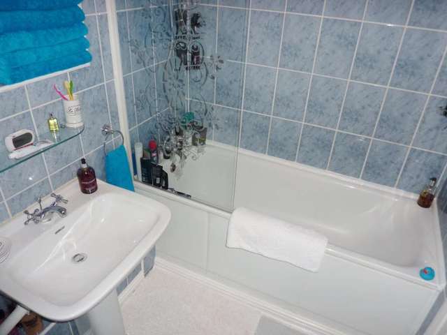  Image of 1 bedroom Flat to rent in Oxhey Drive Watford WD19 at Malden House, Oxhey Drive South Oxhey Watford, WD19 7HP
