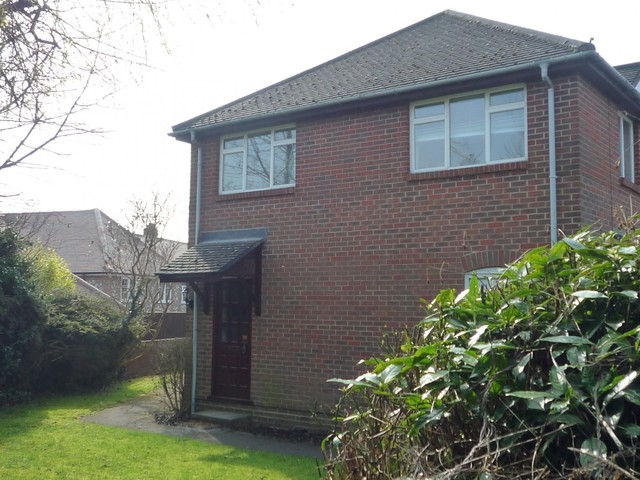  Image of 1 bedroom Maisonette to rent in Littleworth Road Downley High Wycombe HP13 at 64 Littleworth Road Downley High Wycombe, HP13 5UY