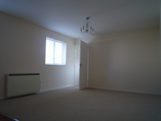  Image of 1 bedroom Maisonette to rent in Littleworth Road Downley High Wycombe HP13 at 64 Littleworth Road Downley High Wycombe, HP13 5UY