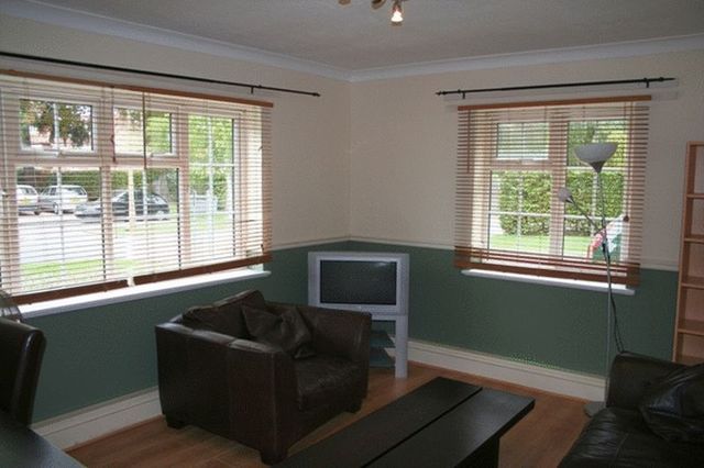  Image of 3 bedroom Flat to rent in Robin Hood Lane Sutton SM1 at Robin Hood Lane  SUTTON, SM1 2SB