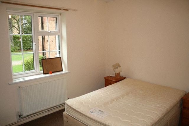  Image of 3 bedroom Flat to rent in Robin Hood Lane Sutton SM1 at Robin Hood Lane  SUTTON, SM1 2SB