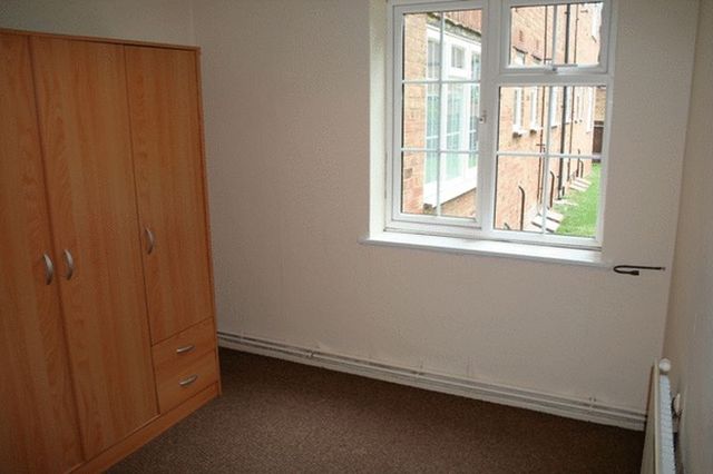  Image of 3 bedroom Flat to rent in Robin Hood Lane Sutton SM1 at Robin Hood Lane  SUTTON, SM1 2SB