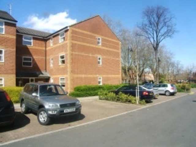  Image of 1 bedroom Flat to rent in Massingberd Way London SW17 at Massingberd Way, Heritage Park  Tooting Bec, SW17 6AG
